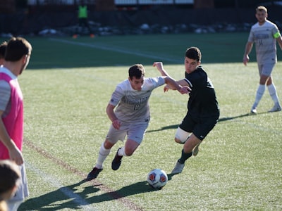 洛杉矶湖人篮球队在斯台普斯中心进行激烈比赛